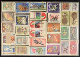 29 db bündli nagyalakú bélyegekből, műanyag tálcán