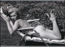cca 1958 Marilyn Monroe (korábban Norma Jeane) (1926-1962) amerikai színésznő és fotómodell napozás közben, 1 db modern nagyítás, jelzés nélkül, 15x21 cm