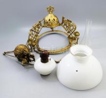 Függesztett olajlámpa / csillár, festett vas, tejüveg, üveg, összességében jó állapotban.