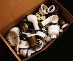 Nagypolgári lakás doboznyi porcelán villanyszerelék alkatrésze, kapcsolók, könyökök, foglalatok, stb., cca 20. sz. eleje.