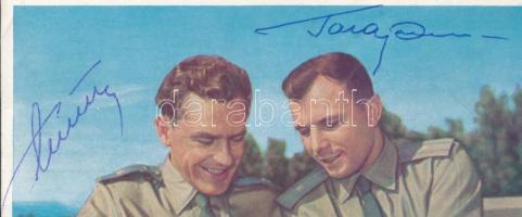 Jurij Alekszejevics Gagarin (1934-1968), German Tyitov (1935-2000) szovjet űrhajós autográf aláírásai őket ábrázoló képeslapon / Autograph signature of Yuriy Alekseyevich Gagarin (1934-1968), German Titov (1935-2000) Soviet and John Glenn (1921-2016) American astronaut on postcard