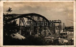Gyékényes-Zákány. A robbantott Dráva híd helyreállítása. A III. hídmező emelése. 101. Vép. e. / WWII Hungarian military, bridge rebuilding (gyűrődés / crease)