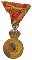 1890. "Bronz Katonai Érdemérem a katonai érdemkereszt szalagján, kardokkal" aranyozott bro...