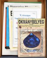 Kis szakirodalom tétel, benne 2 db Magyar posta és Illetékbélyeg katalógus CD, Emlékív magánkiadások 2 db katalógus, Okmánybélyeg közlöny, Hungarian Rhapsody - 400 years of Postal History, Bélyegvilág 4 db száma