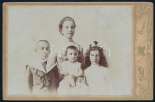 1908 Gyerekek csoportképe, kabinetfotó Fodor József pécsi műterméből, szecessziós díszítéssel, a hátoldalon német nyelven feliratozva, 11x17 cm