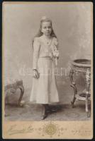 cca 1900 Elsőáldozó lány portréja, kabinetfotó Hamedli Gyula pécsi műterméből, kissé foltos, 16,5x11 cm