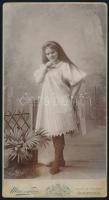 cca 1900-1910 Fiatal lány portréja, kabinetfotó Mai és Társa budapesti műterméből, dekoratív verzóval, kissé kopottas, 20,5x11 cm