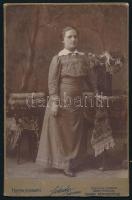 cca 1905 Női portré, keményhátú fotó Fekete nagyváradi műterméből, 16,5×10,5 cm