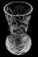 Ólomkristály váza. Gazdag csiszolt és hántolt mintával díszítve, jelzés nélkül, hibátlan, m: 21 cm