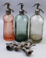 3 darab feliratos szódás üveg, 4 darab fejjel. Dreher Első Magyar Részvény Serfőzde Budapest. Halmai Sándorné Takácsi. Barabás Sándor Vendéglős Császár. Közte bordás, színezett üvegek, fejazonosak, a fejek között sasfejesek. 1-1 ütődéssel, kopással.