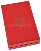 1951. "Közbiztonsági Érem arany fokozata a rendőrség tagjai részére" aranyozott, műgyantás...