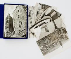 cca 1980 AKA Electric német (NDK) elektronikai készülékeket gyártó cég ajándék albuma, 45 db feliratozott fekete-fehér fotó (Wartburg autók, Türingia nevezetességei, stb.), 18x13 cm méretben, kiadói egészvászon mappában.