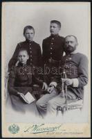 ca 1900 Osztrák katonatiszt és családja. kabinetfotó