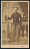 cca 1870 A Bécsújhelyi Katonai Akadémia (Theresianum) kadétjának portréja, vizitkártya Skutta bécsújhelyi (Wiener Neustadt) műterméből, 10x6 cm