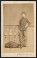 cca 1860-1870 Fiatal hadapród (kadét) portréja egyenruhában, kutyával, vizitkártya Székely &amp; Gertinger bécsi műterméből, 10x6,5 cm