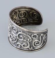 Ezüst(Ag) karperec, jelzett, 5,5×4,5 cm, nettó: 27,9 g