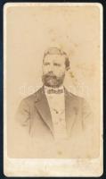 cca 1870 A horvát származású nemes Pavellich (Pavellić) család férfitagjának portréja, vizitkártya C. Schäffer herkulesfürdői (Băile Herculane) műterméből (C. Schäffer's Photographie, Herkulesbad bei Mehadia), a hátoldalon ceruzás felirattal, foltos, 10,5x6 cm (Ritka műterem!)
