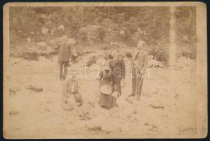 cca 1890-1900 Szabadban kiránduló társaság kutyával, keményhátú fotó, jelzés nélkül, kissé viseltes, 11x16,5 cm
