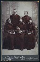 cca 1890-1920 Családi kép. Vizitkártya, fotó Naschitz László lugosi műterméből, kopással, 16x10 cm