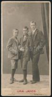 cca 1910 Három fiú. Keményhátú fotó Urai János aradi műterméből, 20,5x11 cm