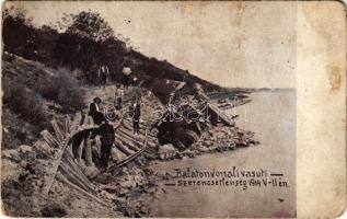 1914 Balaton, Balatonkenese és Balatonfűzfő között; Vasúti szerencsétlenség, Balatonba sodort gőzmozdony és maradványai. Kiadja Ifj. Buchter János (EM)