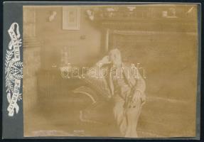cca 1910 ,,Papa a diványon", úr portréja előkelő polgári lakásban, keményhátú fotó, a hátoldalon feliratozva, 9x13 cm