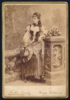 cca 1880-1890 Hölgy elegáns öltözetben, kalappal és virágokkal, kabinetfotó Fiedler Gyula nagykanizsai műterméből, kissé kopottas, 16,5x11,5 cm (Ritka műterem!)