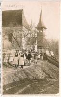 Kecsetkisfalud, Satu Mic; népviseletbe öltözött helyi lakosok, templom. Foto Kováts / local people in folk costumes, church. photo (EB)
