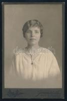 1916 bölöni Sikó Berta (1896 k.-1968), később Nánásy Mihályné fiatalkori portréja, kabinetfotó a Joánovics testvérek kolozsvári műterméből, a hátoldalon autográf dedikációval, 16,5x10,5 cm