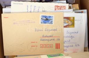 Több száz főleg köznapi küldemény az elmúlt 50 évből, közte néhány megiratlan alkalmi díjjegyes