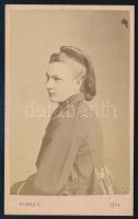 1874 cserneki és tarkeői Dessewffy Zsófia (1862-1890) fiatalkori portréja, vizitkártya Divald Károly eperjesi műterméből, a hátoldalon feliratozva, 10,5x6,5 cm