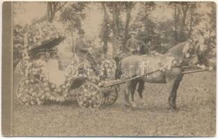 1909 Fogaras, Fagaras; Blumenkorso / hölgyek virágfogaton / ladies on a horse carriage decorated with flowers. photo (kopott sarkak / worn corners)