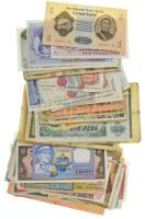 ~1910-1990. Vegyes 210db-os bankjegy és szükségpénz tétel, a bankjegyek a világ minden tájáról közte néhány sorszámkövető és közeli sorszámú darab, a szükségpénzek elsősorban német-osztrák területről T:vegyes