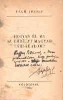 Végh József:  Hogyan él ma az erdélyi magyar társadalom? (Dedikált.) Kolozsvár, 1942. (Szerző - Nagy-nyomda). 224 p. Egyetlen kiadás. Dedikált: "Raffay Pistának, a búcsú pillanatában, hogy gondoljon szeretettel a közös munkában eltöltött időkre. Végh József". A Végh József által szerkesztett társadalmi riportsorozat a román impérium 20 évét átvészelő erdélyi magyar társadalom különféle rétegeinek életlehetőségeit mutatja be, az interjúk egy részében kiemelt figyelemmel a második bécsi döntés nyomán született helyzetre. Kötetünk számos meglepő válasszal szolgál: vázolja az anyaországból Erdélybe helyezett magyar köztisztviselőket körülvevő általános bizalmatlanságot, az erdélyi magyar orvostan- és jogászhallgatók román impérium alatti elhelyezkedési nehézségeit, a magyar iparosok és kereskedők, a nyugdíj nélküli nyugdíjas osztály, a lelkészek és a magyar gazdák nehéz sorsát, amely az anyaországhoz való visszatéréssel korántsem oldódik meg automatikusan. A címlapon és az azt követő első néhány oldalakon foltosság. Példányunk fűzése az első borítónál megerősítve. Fűzve, feliratozott, enyhén sérült, foltos kiadói borítóban.