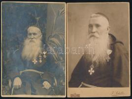 cca 1920-1925 P. Csák Endre (Jászberény, 1857 - Bécs, 1926) kapucinus áldozópap, tartományfőnök, bécsi házfőnök 2 db fotója (több kitüntetéssel, közte az Osztrák Vöröskereszt Díszjelvénye, ill. a Szuverén Máltai Lovagrend keresztje), az egyik hátoldalán saját kezű aláírásával, ill. életrajzi adatokkal feliratozva, kissé foltos, a karton alja vágott, 16x11 cm