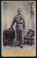 cca 1900 Tüzér katona egészalakos portréja, vizitkártya Wittmann Nándor komáromi műterméből, viseltes állapotban, ázásnyomokkal, 10,5x6,5 cm