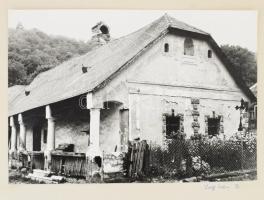 1986 Nagy Csaba (1956-) természetfotós fényképe rózsaszentmártoni parasztházról, kartonon, 15x22 cm