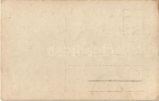 Első világháború, osztrák-magyar katona holtteste a lövészárokban, egy 12 cm átmérőjű légi aknavető ...