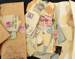 Több tucat átnézetlen, áztatandó Turulos és 1926-1928-as Pengő-filléres bélyeg kivágásokon borítékban