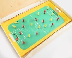 Football Chemoplast asztali foci játék, eredeti dobozában hiánytalan, eredeti golyóval, egy bábú törött.
