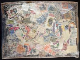 Áztatott vegyes világ bélyegek nagy dobozban ömlesztve