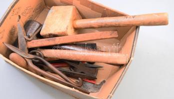 Doboznyi vegyes régi szerszám tétel, benne minőségi darabokkal.