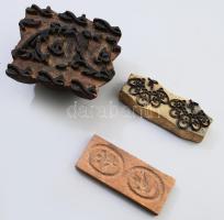 3 darab antik nyomódúc, közte egy faragott darab 1800 környékéről 14x11 cm
