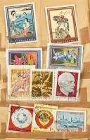 Vegyes magyar tétel, benne sorok, blokkok, kis házi készítésű berakó magyar és külföldi bélyegekkel