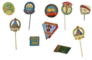 10xklf "Törzsgárda" jelvényből álló tétel, közte zománcozott darabok, közte: Belkereskedelem, Vízügy, Mezőgazdasági Gépjavító, GAG, Gyárépítő, Zöldért, Vörös Csillag Traktor - Dutra Bp., Út-Vasút, Nyíregyházi TRI, ELMAX T:AU,XF közte sérült