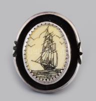 Ezüst (Ag) gyűrű, csont berakással, m: 52, jelzett, bruttó 5,7g