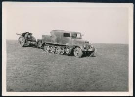 1939 Karancsberény, féllánctalpas tüzérségi vontató ágyúval, fotó, a hátoldalon feliratozva, 7x9,5 cm