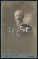 cca 1915 Magas rangú osztrák-magyar katonatiszt kitüntetésekkel: Katonai Érdemkereszt III. osztálya, Katonai Tiszti Szolgálati Jel, Katonai Jubileumi Kereszt, stb. Kabinetfotó Eduard Mayer (Abbázia) műterméből, 16,5x10,5 cm