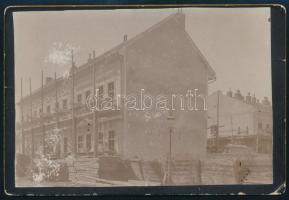 cca 1900 Kassa, honvédségi épület, keményhátú fotó, hátoldalon feliratozva, kopásnyomokkal, 16,5×10,5 cm