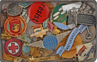 34db-os vegyes magyar és külföldi modern, főleg szocialista zománcozott és műgyantás jelvény, kitűző "1848-1948 Centenárium" fémdobozban T:vegyes